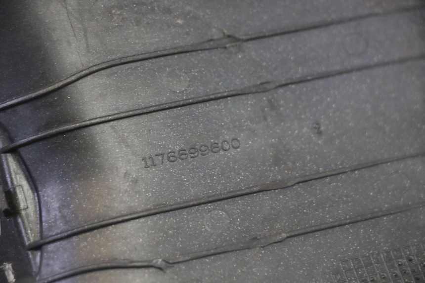 photo de TAMPA DO TANQUE DE COMBUSTÍVEL PEUGEOT SATELIS 125 (2013 - 2018) - Pontos de fixação