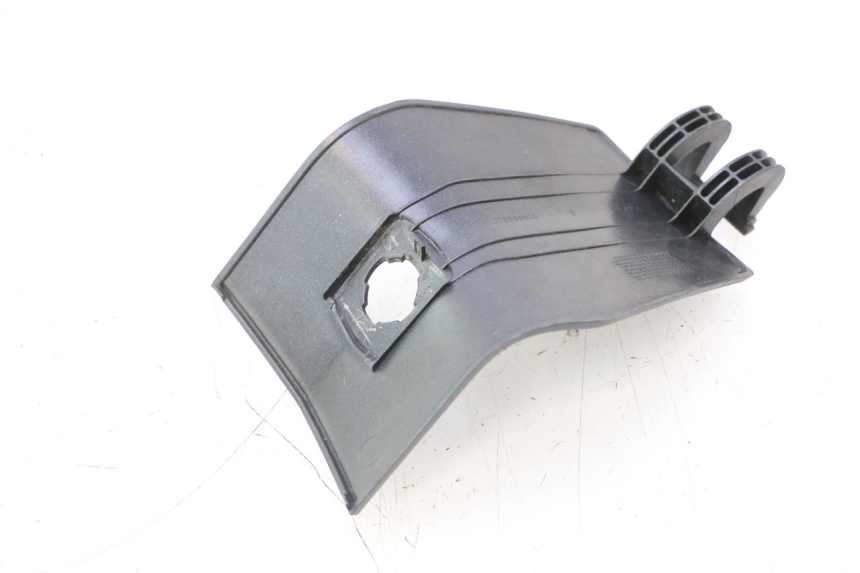 photo de TAMPA DO TANQUE PEUGEOT SATELIS 125 (2006 - 2009) - Detalhe da peça