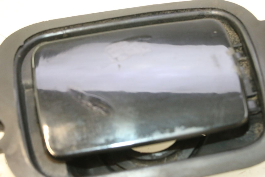 photo de TAMPA DO TANQUE DE COMBUSTÍVEL YAMAHA YP MAJESTY 125 (2007 - 2010) - Detalhe da peça