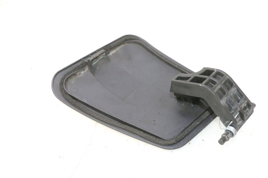 photo de TAMPA DE INSPEÇÃO DIANTEIRA SUZUKI BURGMAN 125 (2007 - 2014) - Detalhe da peça