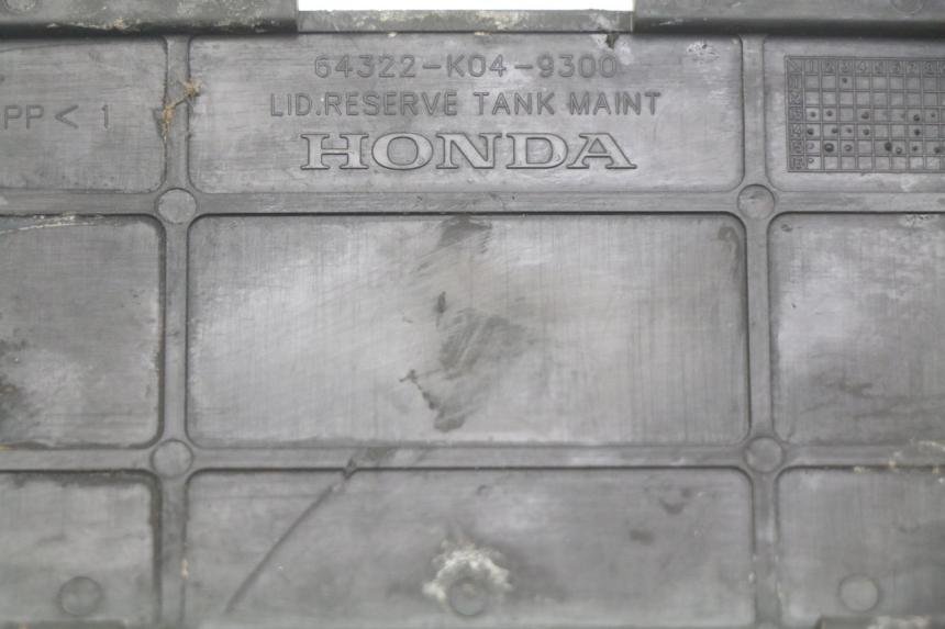 photo de TAMPA DE INSPEÇÃO DIREITA HONDA FORZA 125 (2015 - 2016) - Zoom do estado de desgaste