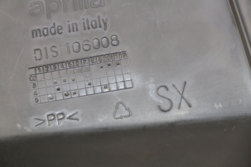 photo de TAMPA DE INSPEÇÃO ESQUERDA APRILIA ATLANTIC 125 (2003 - 2009) - Detalhe da peça