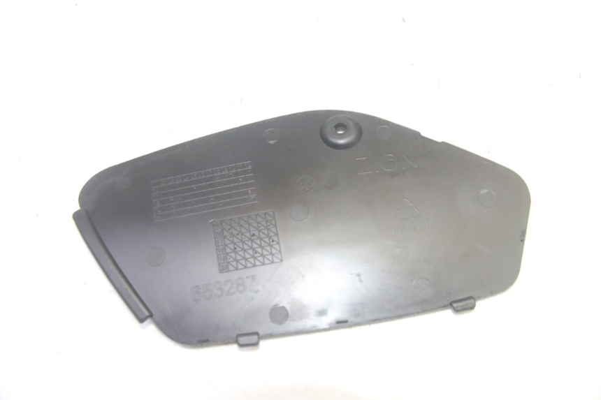 photo de TAMPA DE INSPEÇÃO ESQUERDA PIAGGIO MP3 HPE 350 (2018 - 2020) - Zoom do estado de desgaste