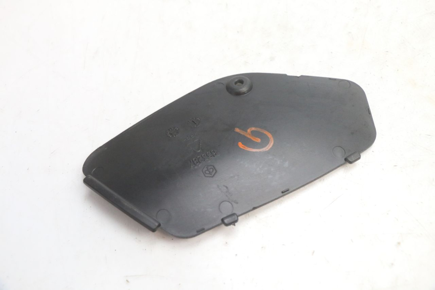 photo de TAMPA DE INSPEÇÃO ESQUERDA PIAGGIO MP3 125 (2006 - 2014) - Zoom do estado de desgaste