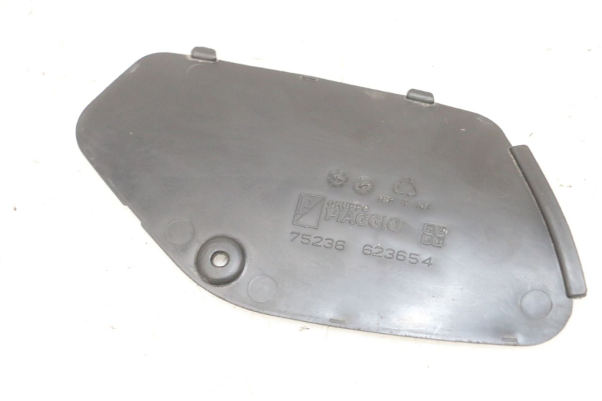 photo de TAMPA DE INSPEÇÃO ESQUERDA PIAGGIO XEVO - X EVO 125 (2007 - 2017) - Detalhe da peça