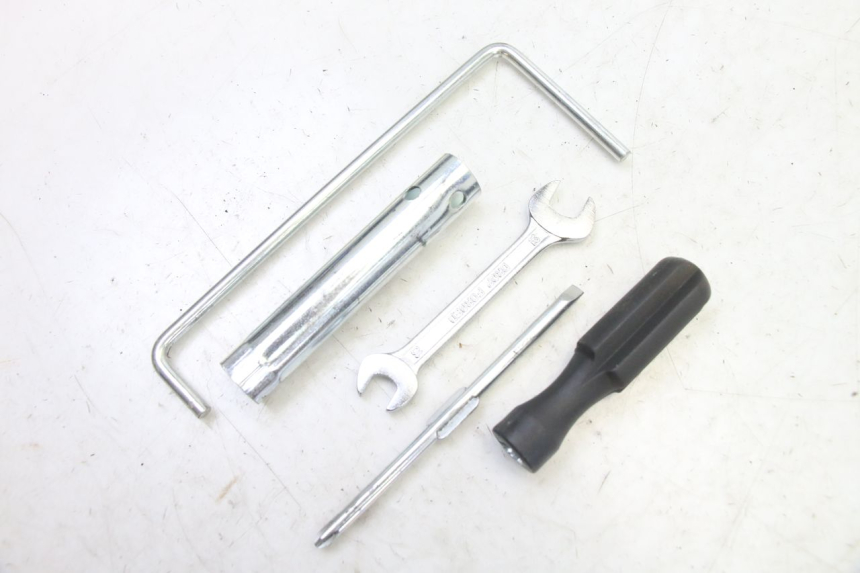 photo de KIT DE FERRAMENTAS SUZUKI BURGMAN 125 (2007 - 2014) - Outro ângulo de visão