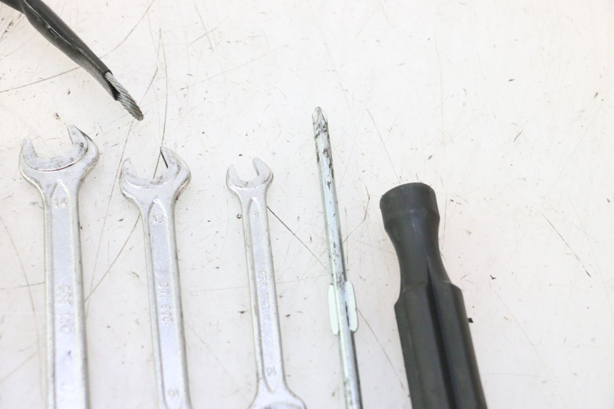 photo de KIT DE FERRAMENTAS HONDA CB F HORNET 600 (2005 - 2006) - Outro ângulo de visão