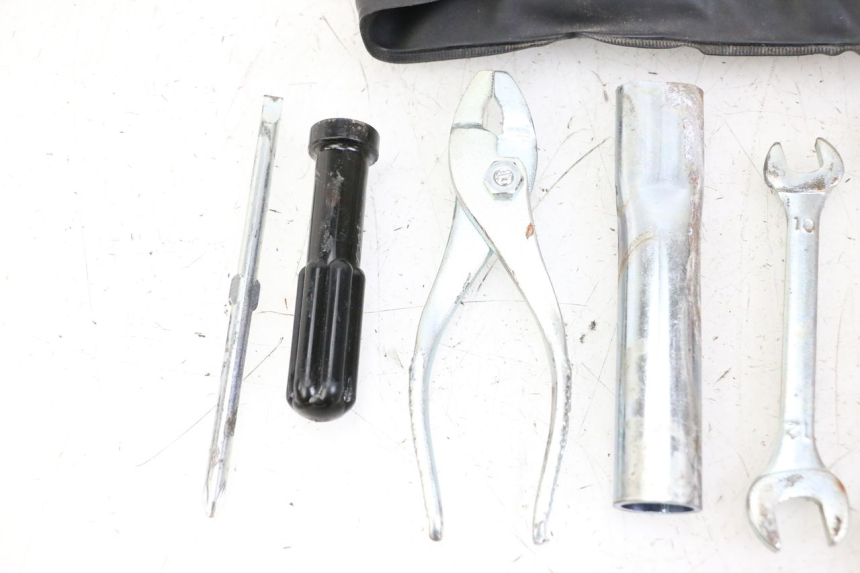 photo de KIT DE FERRAMENTAS SUZUKI GSR 750 (2011 - 2017) - Estado da superfície