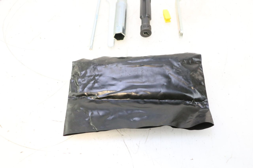 photo de KIT DE FERRAMENTAS PIAGGIO MP3 LT 400 (2007 - 2012) - Outro ângulo de visão