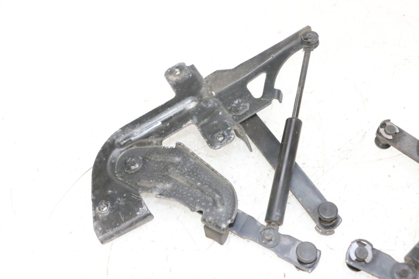 photo de AMORTECEDOR DO BAÚ PEUGEOT SATELIS 125 (2013 - 2018) - Pontos de fixação