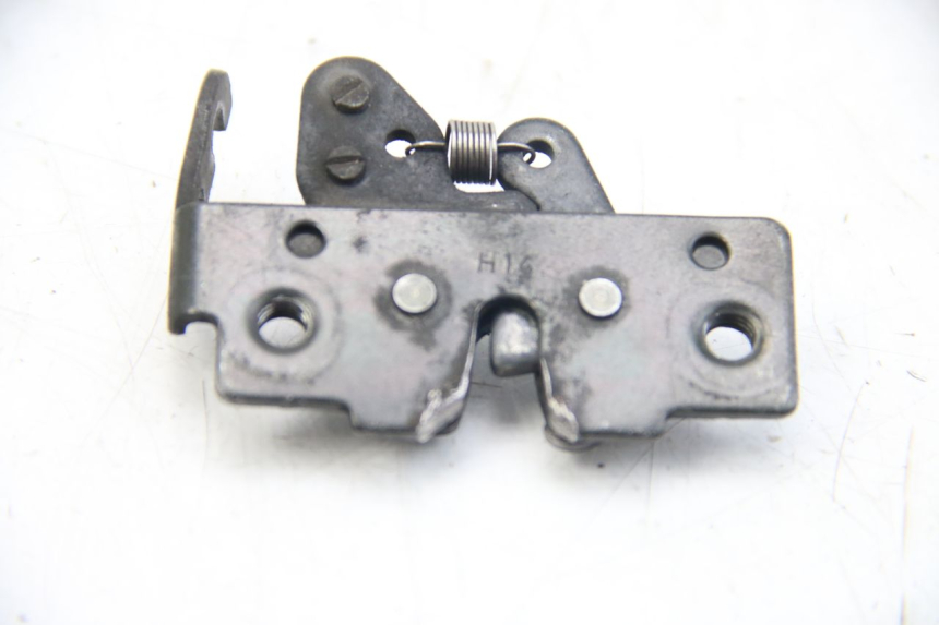 photo de FECHO DO BANCO PIAGGIO BEVERLY 125 (2010 - 2015) - Detalhe da peça