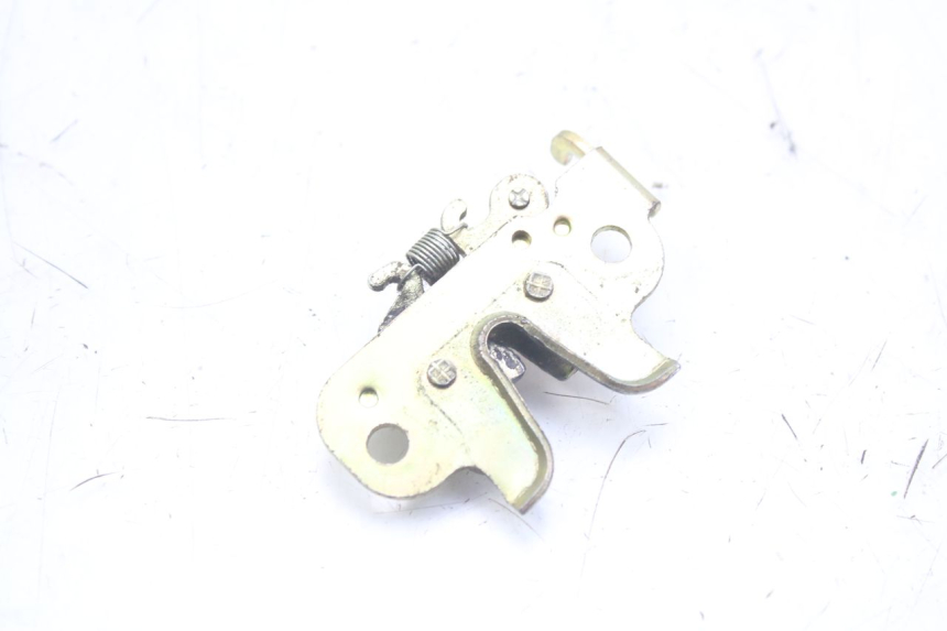 photo de FECHO DO BANCO PEUGEOT KISBEE 4T 50 (2010 - 2017) - Detalhe da peça