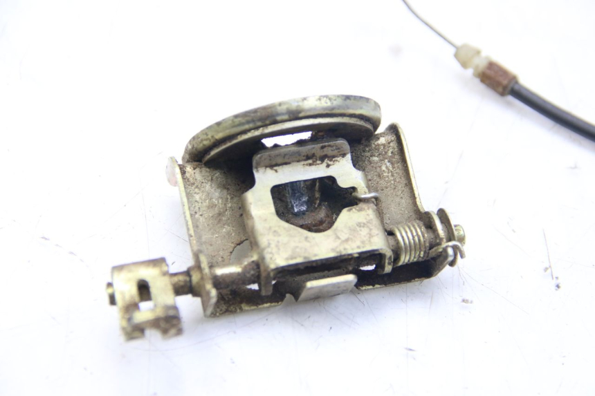 photo de FECHO DO BANCO SYM WOLF SB 125 (2011 - 2018) - Detalhe da peça