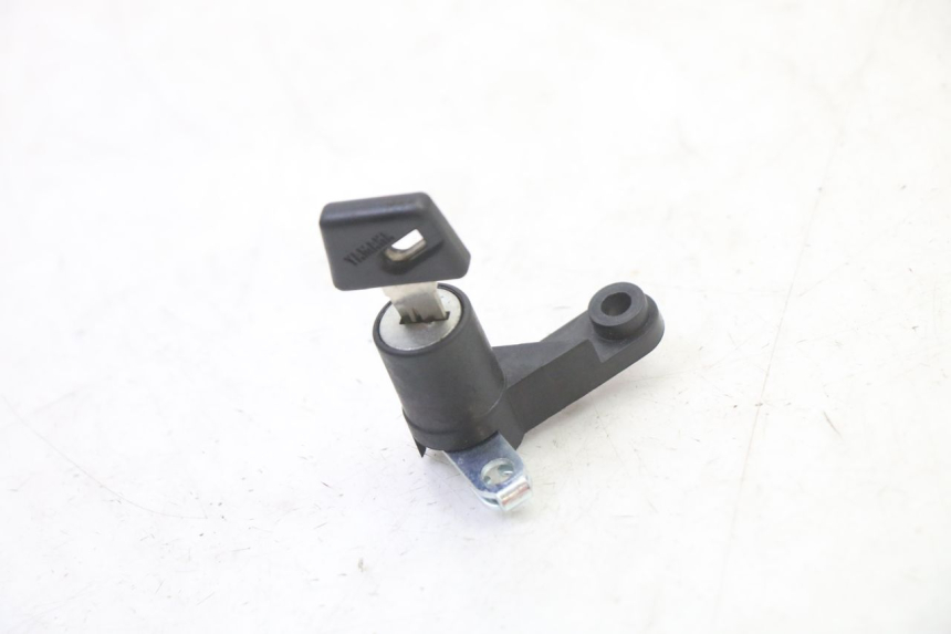 photo de FECHO DO BANCO YAMAHA XMAX X-MAX 125 (2021 - 2025) - Zoom do estado de desgaste