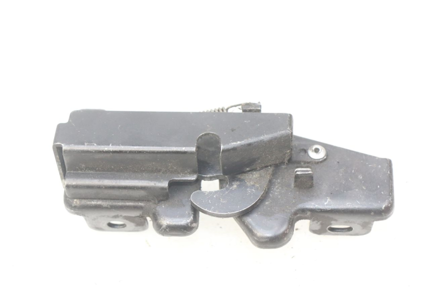 photo de FECHO DA TAMPA HONDA FES PANTHEON 2T 125 (1998 - 2002) - Detalhe da peça