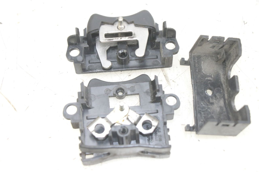 photo de FECHO DO COMPARTIMENTO HONDA PCX (JF28) 125 (2009 - 2011) - Detalhe da peça