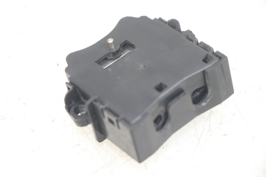 photo de FECHO DO COMPARTIMENTO HONDA PCX (JF28) 125 (2009 - 2011) - Zoom do estado de desgaste