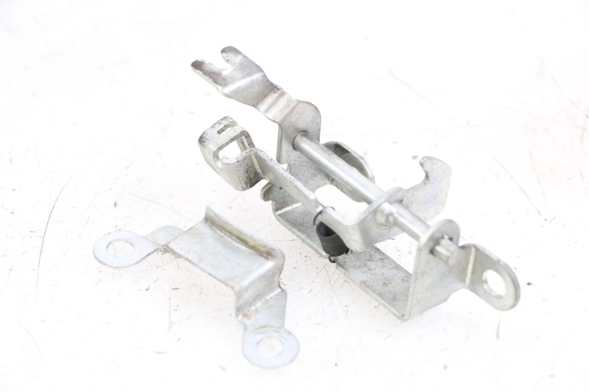 photo de FECHO DO COMPARTIMENTO HONDA PCX (JF47) 125 (2012 - 2013) - Detalhe da peça