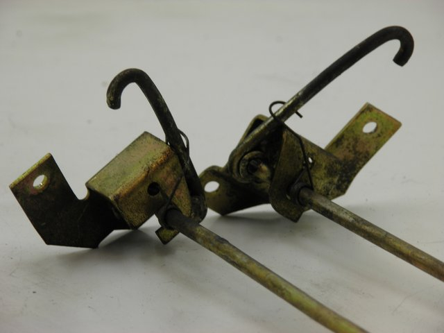 photo de FECHO DO COMPARTIMENTO PIAGGIO VESPA PX 125 (1997 - 2007) - Detalhe da peça