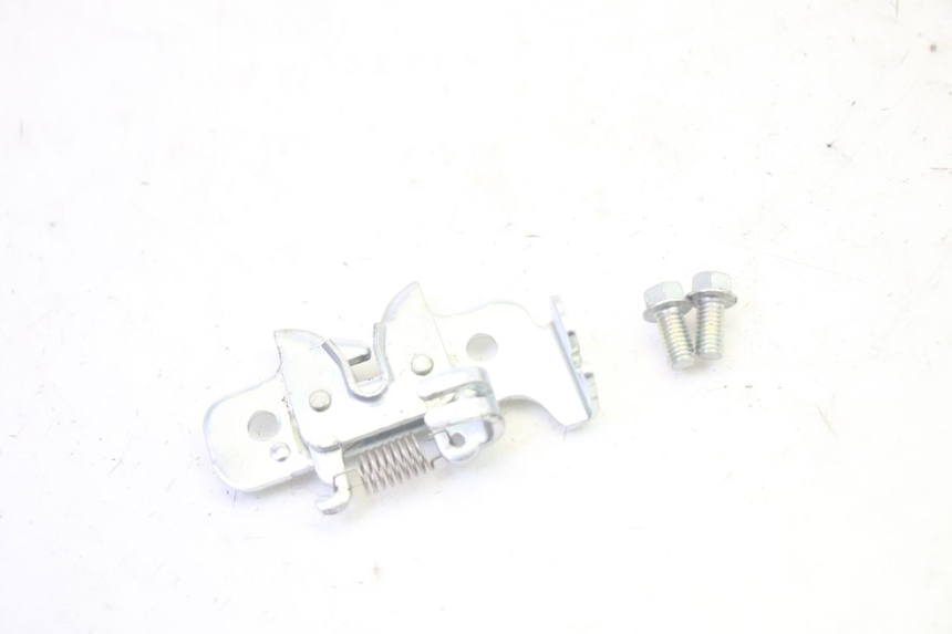 photo de FECHO DA TAMPA YAMAHA TRICITY 300 (2020 - 2024) - Detalhe da peça